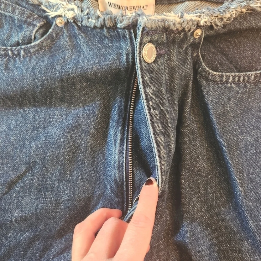 NWT WeWoreWhat Frayed WB Straight Jean in True Blue, Size 28